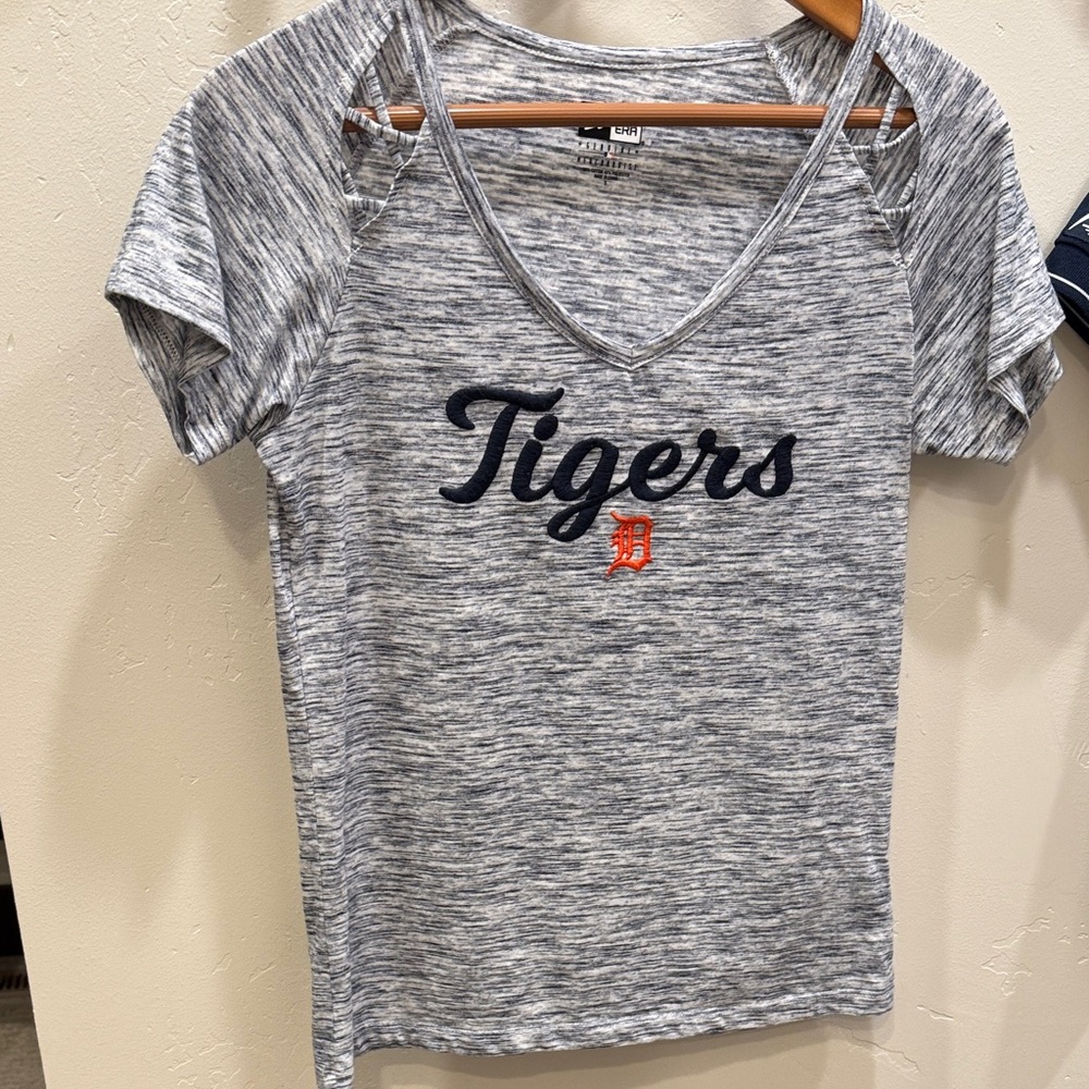 New Era Tigers Women's V-Neck Tee NWOT